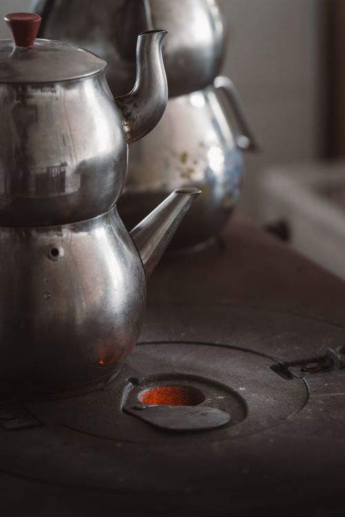Free A vintage metal teapot steaming on a rustic stove in Seydişehir, Türkiye. Stock Photo
