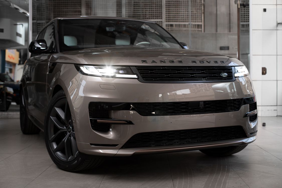 Range Rover Inyterier Luxurious Range Rover Interior Showcase in Cairo · Free Stock Photo