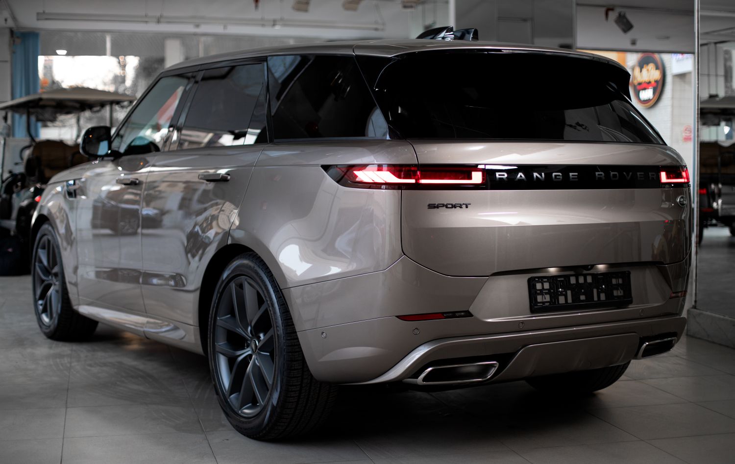 سيارة SUV فاخرة لخدمة ليموزين مطار الغردقة الدولي