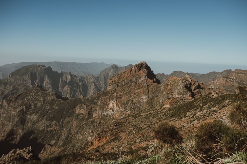 Panorama munților din Madeira, cu văi adânci și creste