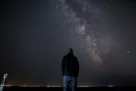 独自一人站在星空下，仰望银河