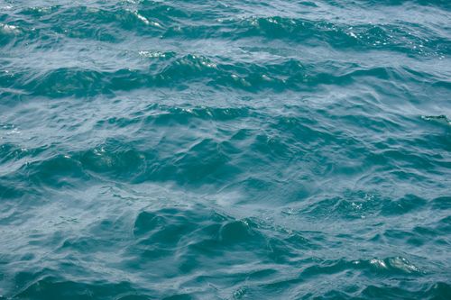 Free Vibrant blue waves on the Bosphorus in İstanbul, Türkiye, capturing the beauty of moving water. Stock Photo