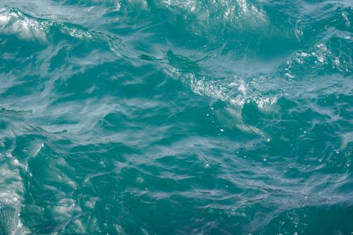 Free Capture of vibrant turquoise sea waves in the Bosphorus, Istanbul, Türkiye. Stock Photo