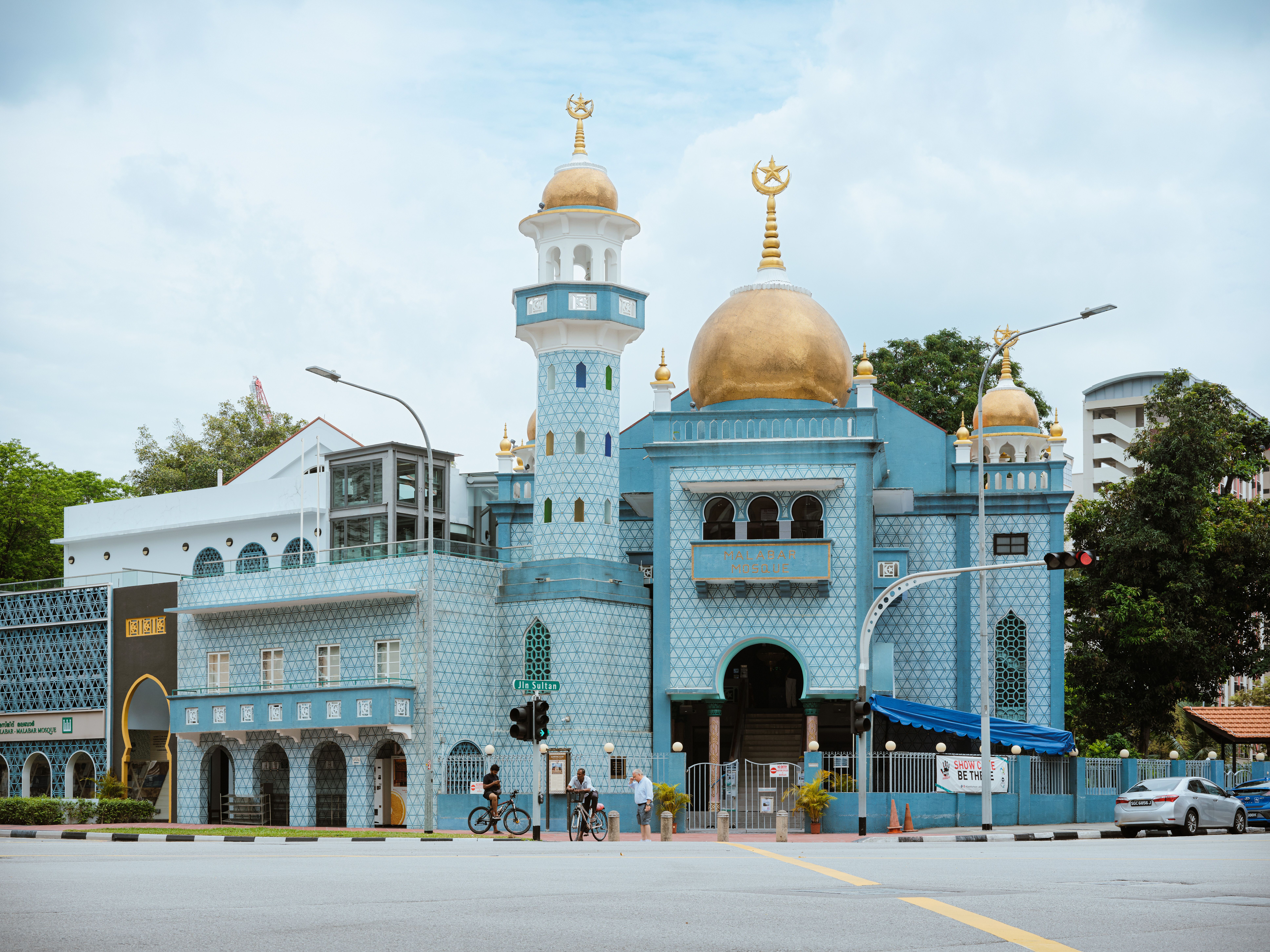 Stunning Blue Mosque with Golden Domes in the City · Free Stock Photo