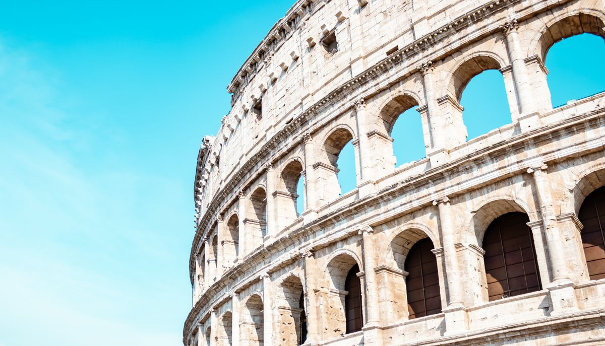 Le Colisée de Rome contre un ciel d'un bleu éclatant