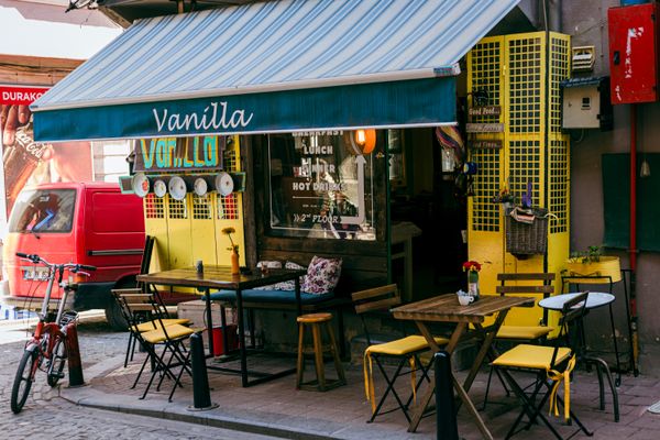 Renkli sandalyeli İstanbul kafe tente - Üsküdar restoran tente