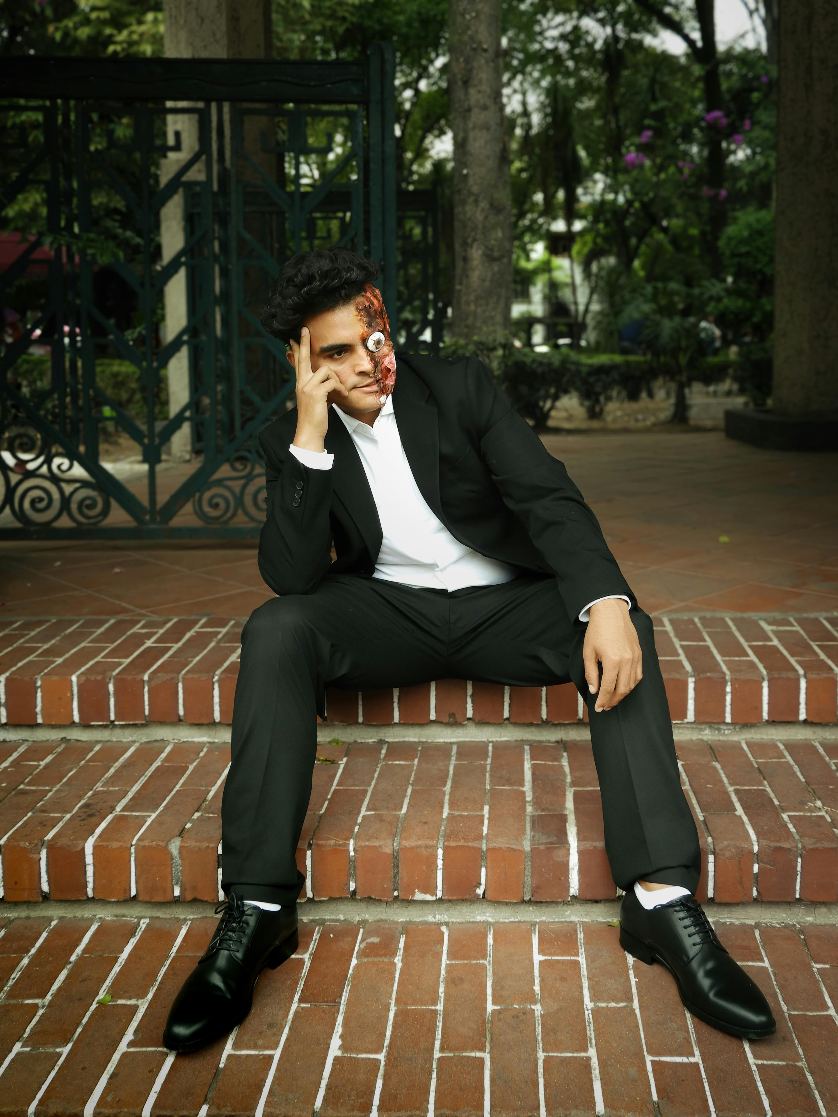 gratis Hombre en traje con maquillaje artistiek verzonden naar de escalones de ladrilo in Ciudad de México. Stockfoto