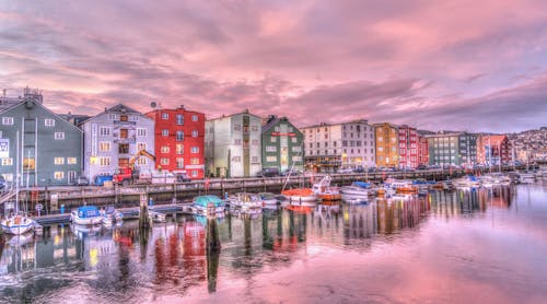 Free Reflection of Buildings in Water at Sunset Stock Photo