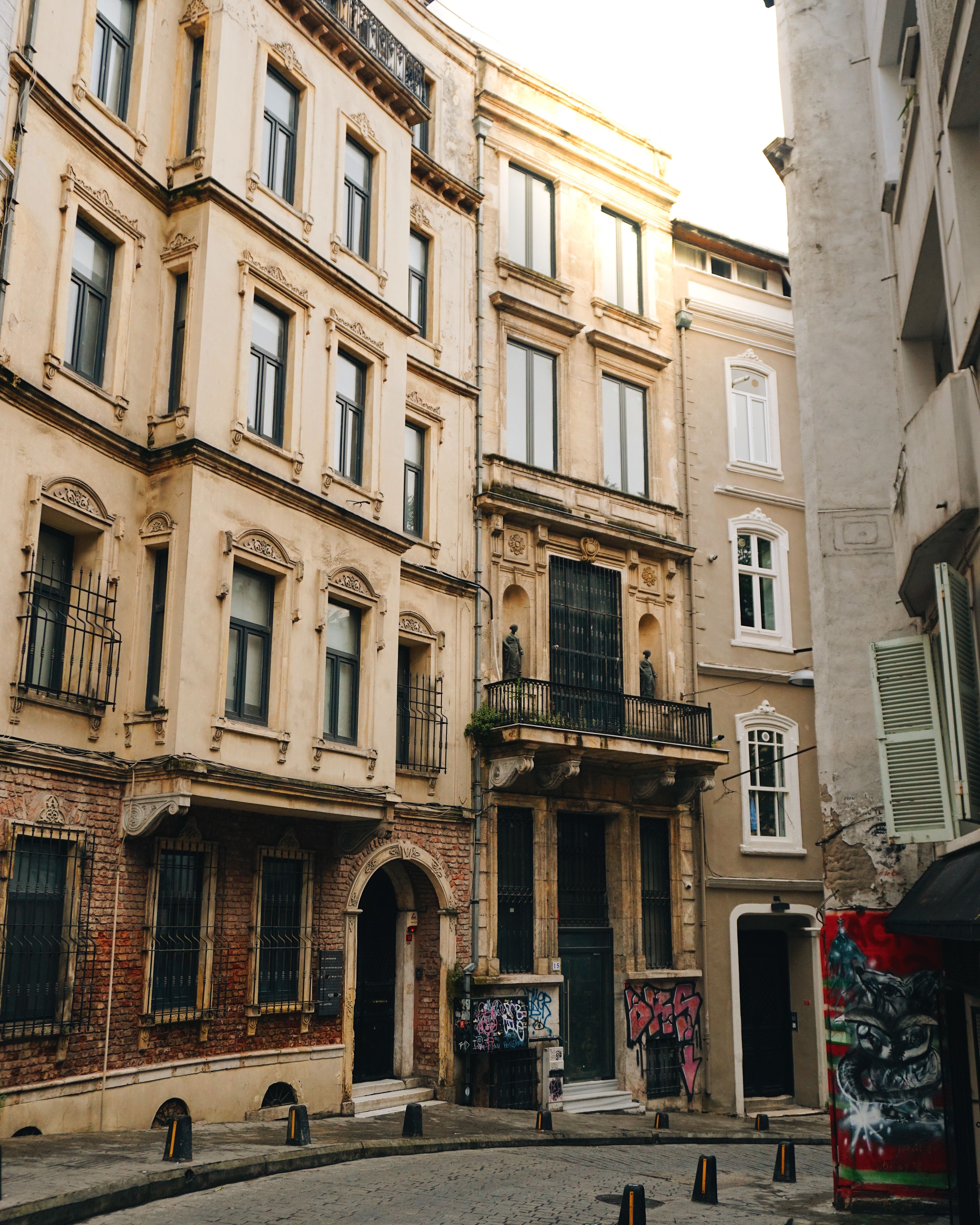 Historic European Street with Vintage Architecture · Free Stock Photo