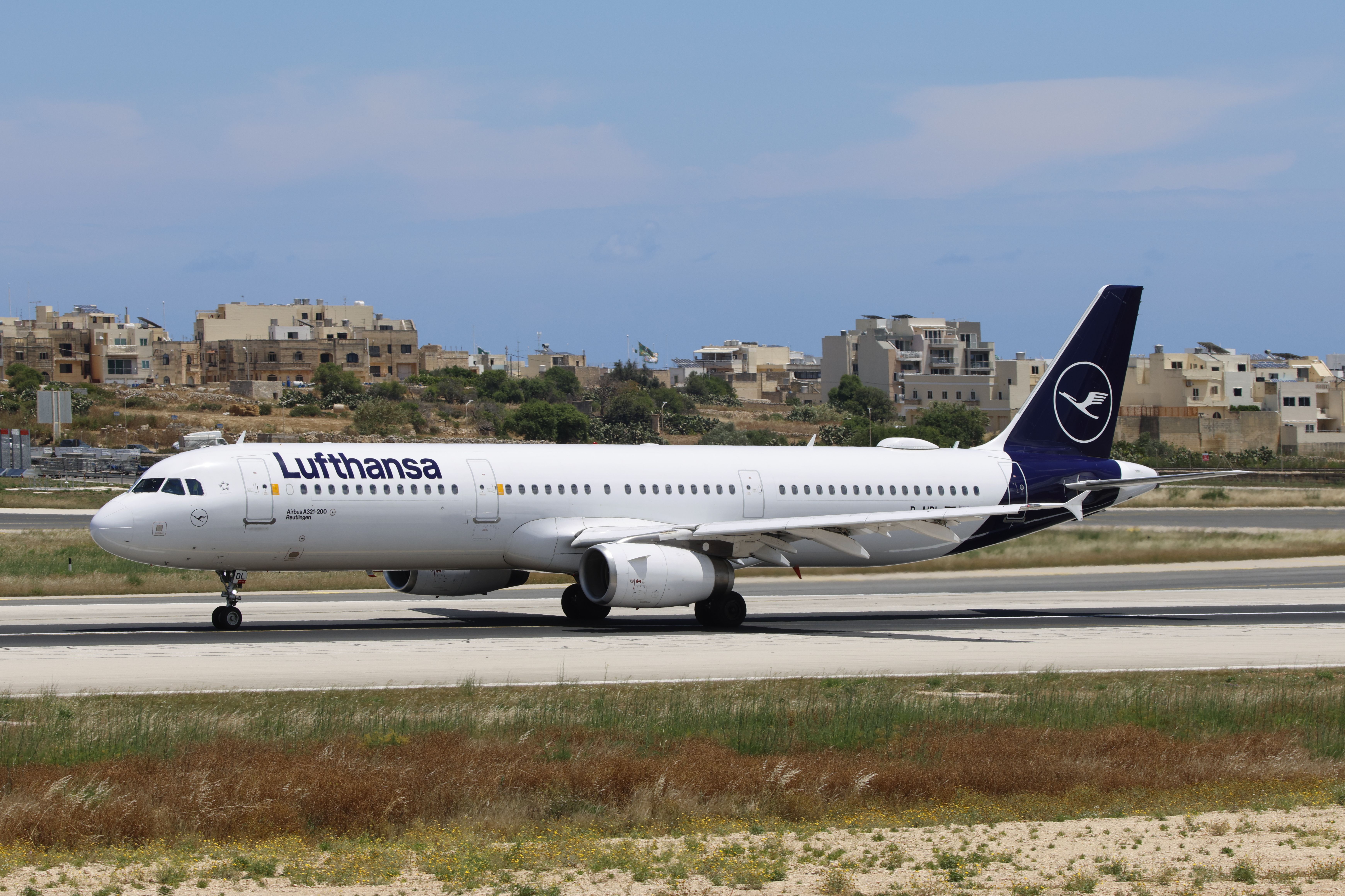 Gratis Lufthansa Airbus A321-fly på landingsbanen i solrige lufthavnsomgivelser. Lagerfoto