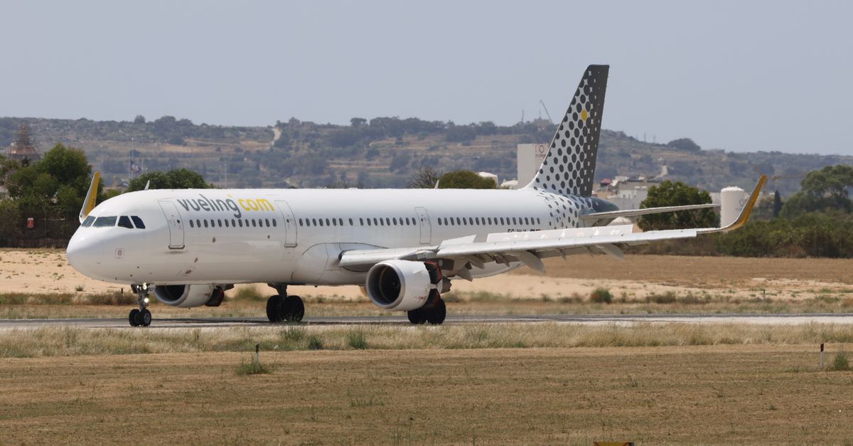 Γιατί πονούν και σφύζουν τα γόνατά μου όταν κάθομαι σε ένα στενό κάθισμα αεροπλάνου;