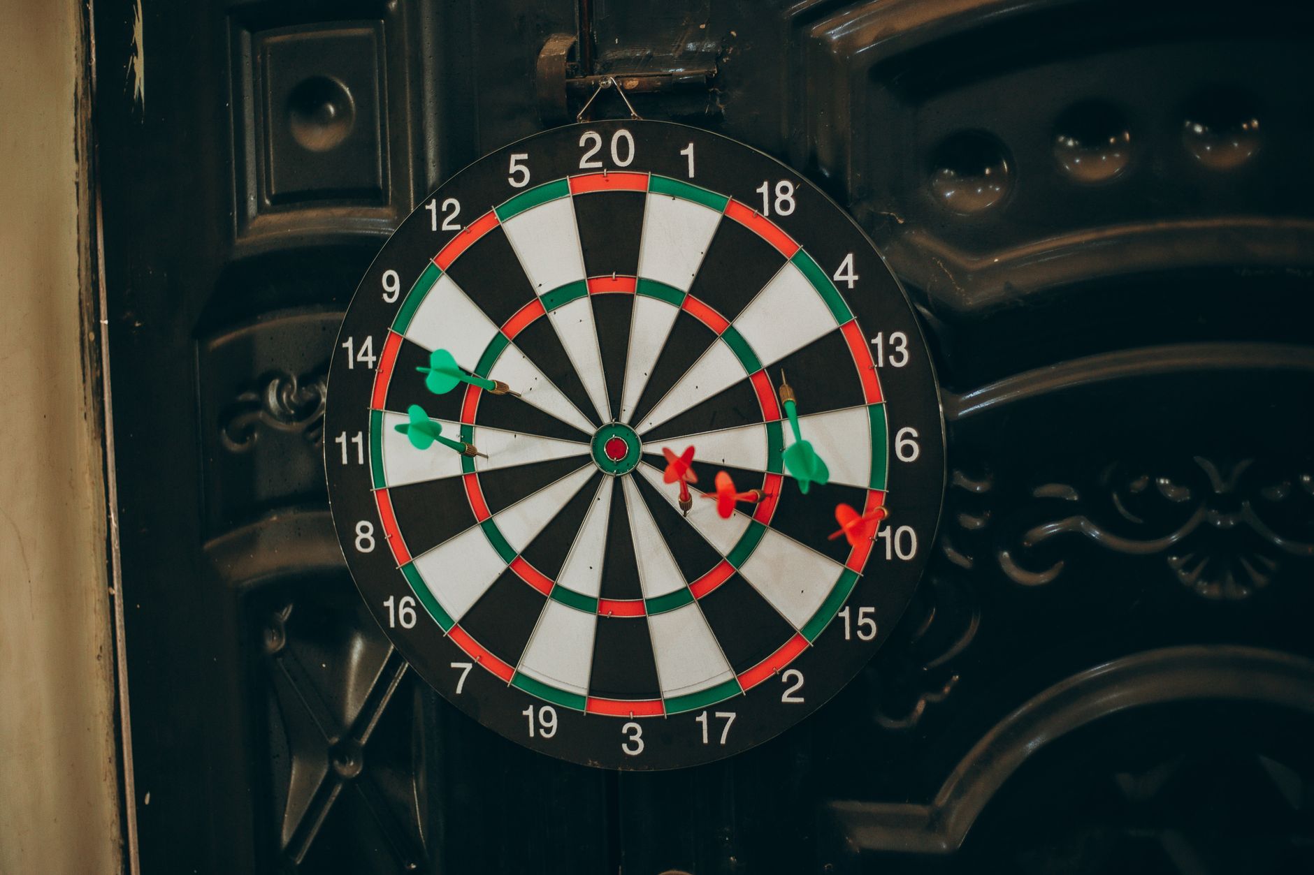 Dart oyuncularının yarıştığı bir turnuva sahnesi