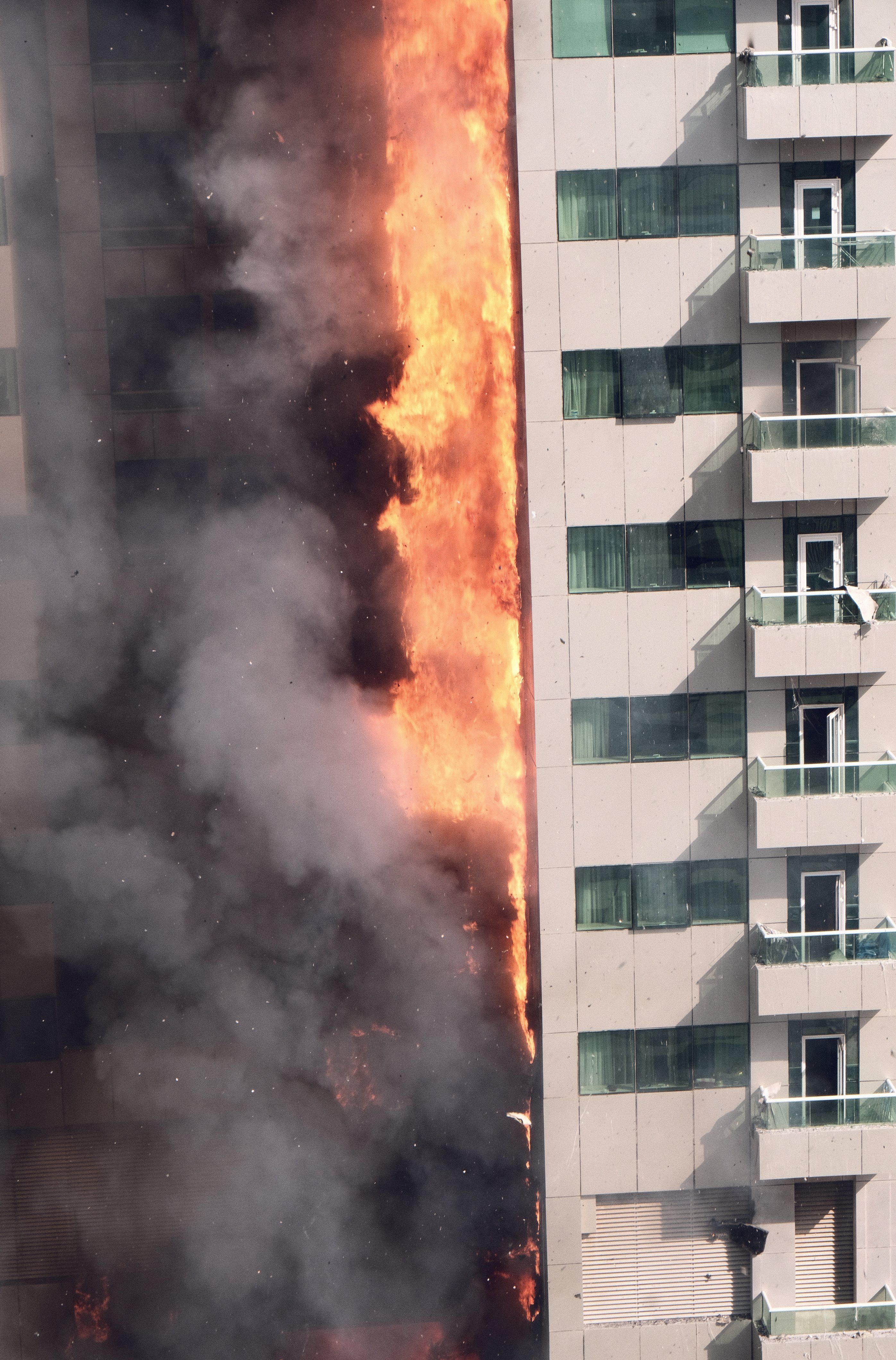 High-rise Building Fire in Dubai Captured Mid-burn · Free Stock Photo