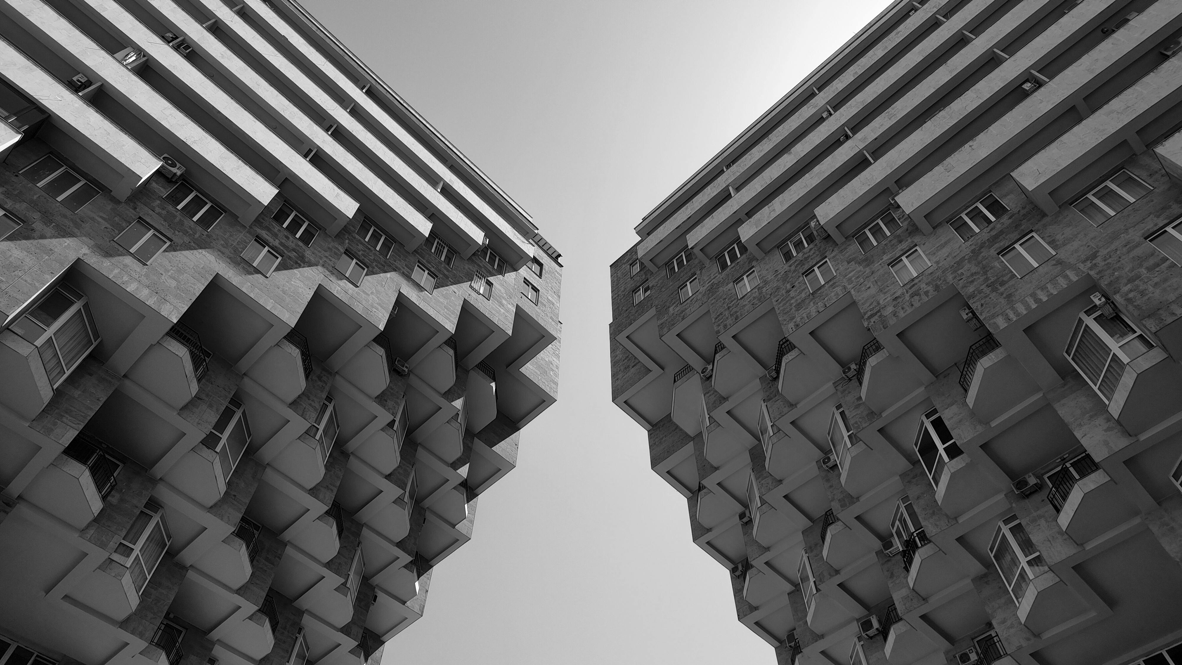 gratis Opvallende zwart-witfoto van geometrische hoogbouw in Jerevan, Armenië. Stockfoto