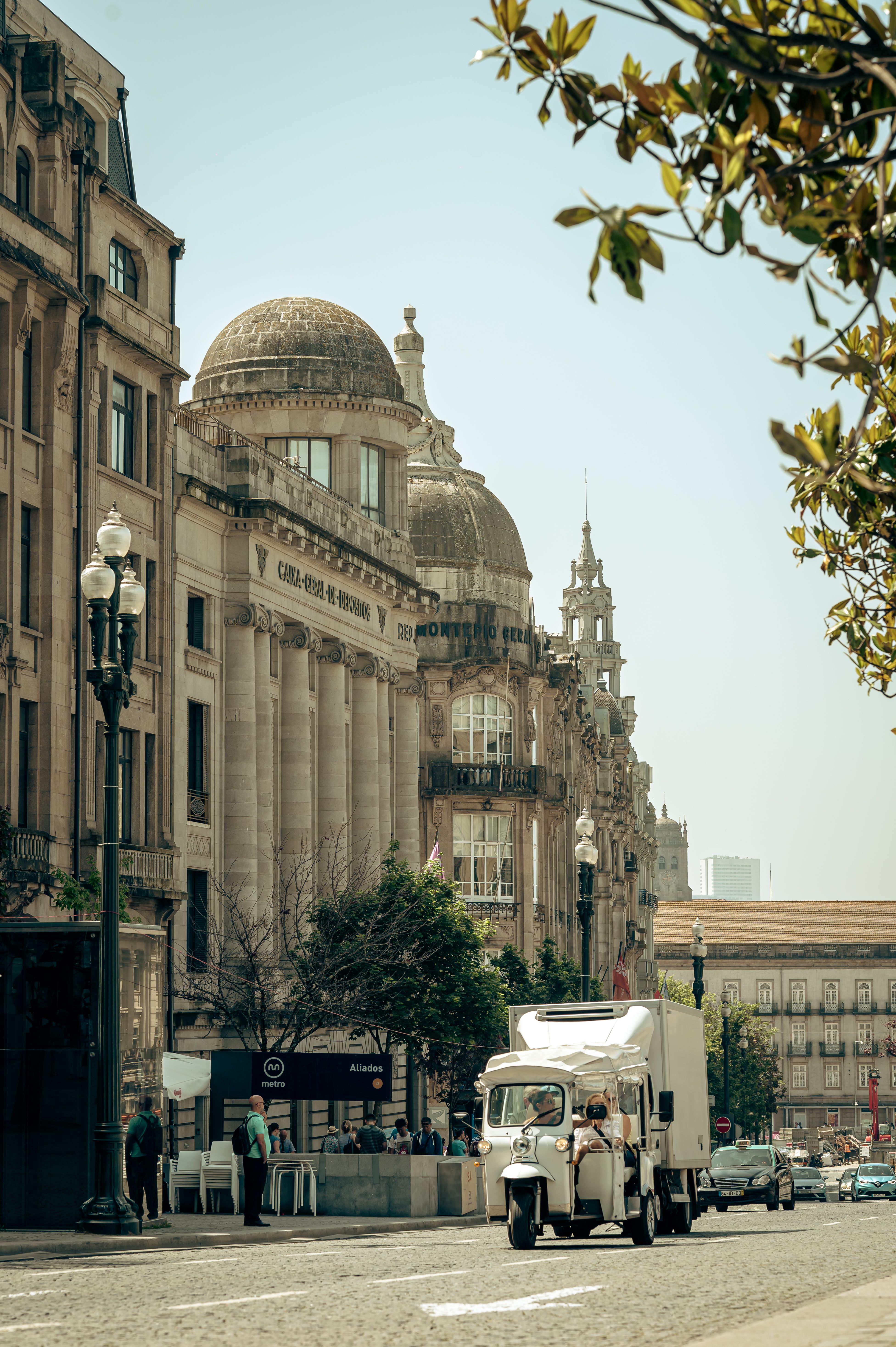 Historic Street View with Classic Architecture · Free Stock Photo