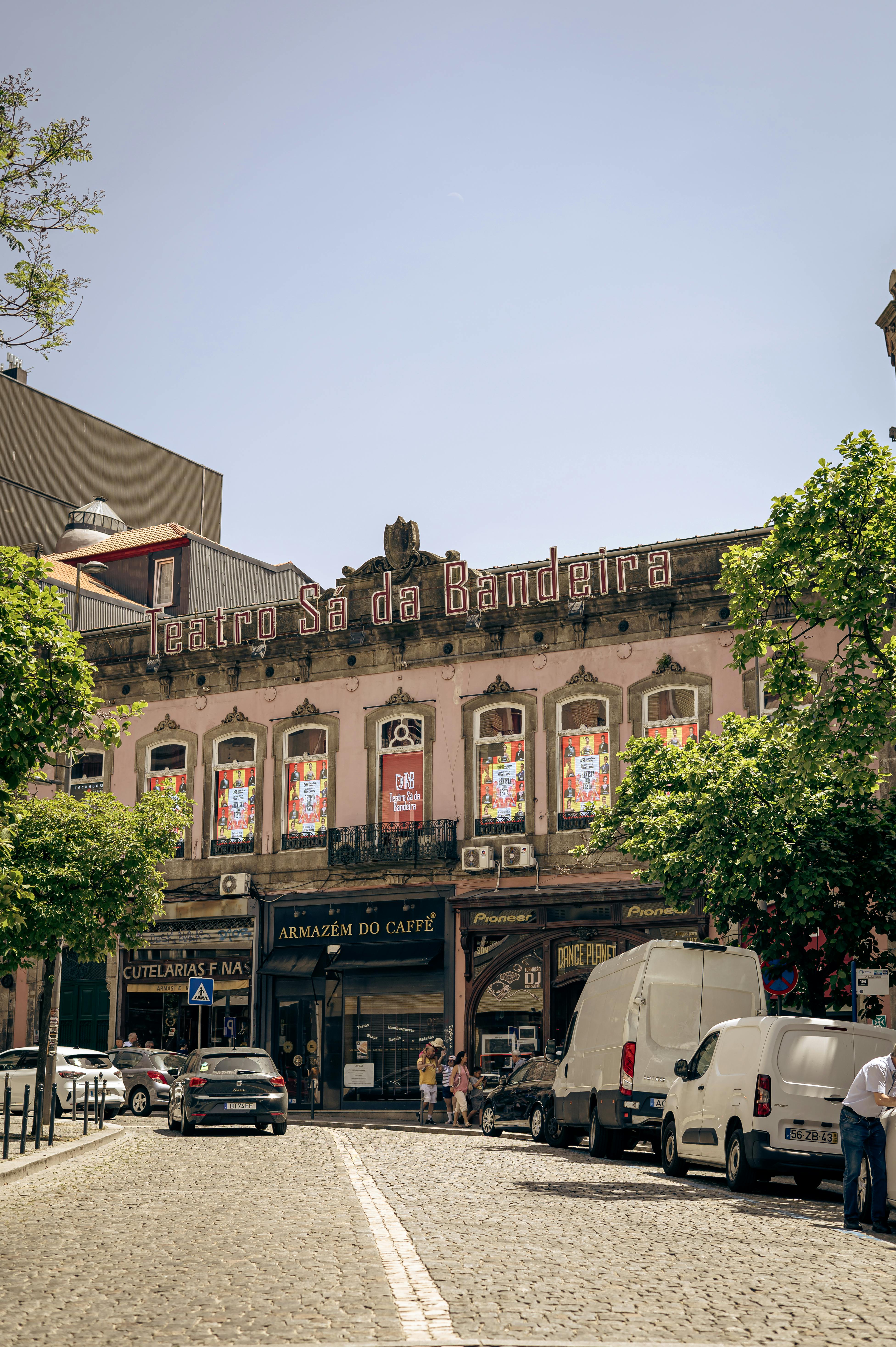 Kostenlos Eine Straßenansicht des Teatro Sá da Bandeira in Porto mit klassischer Architektur. Stock-Foto