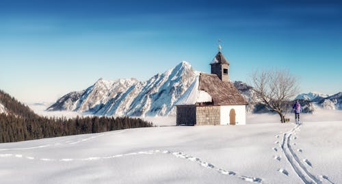 無料 青い空を背景に雪をかぶった山の眺め 写真素材