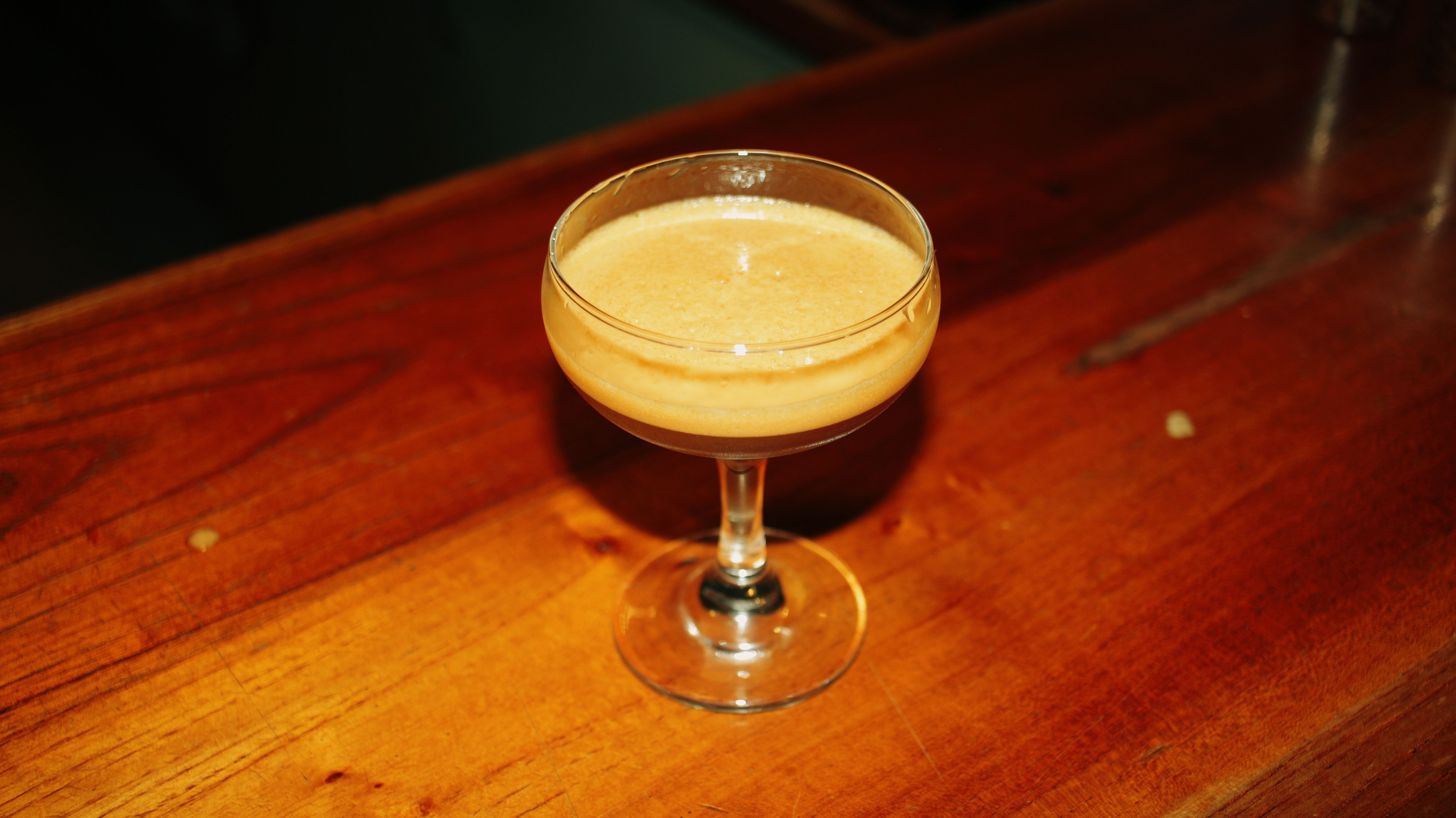 PURE GOLD ESPRESSO — cóctel de vodka, milkpunch de café con leche y amaretto