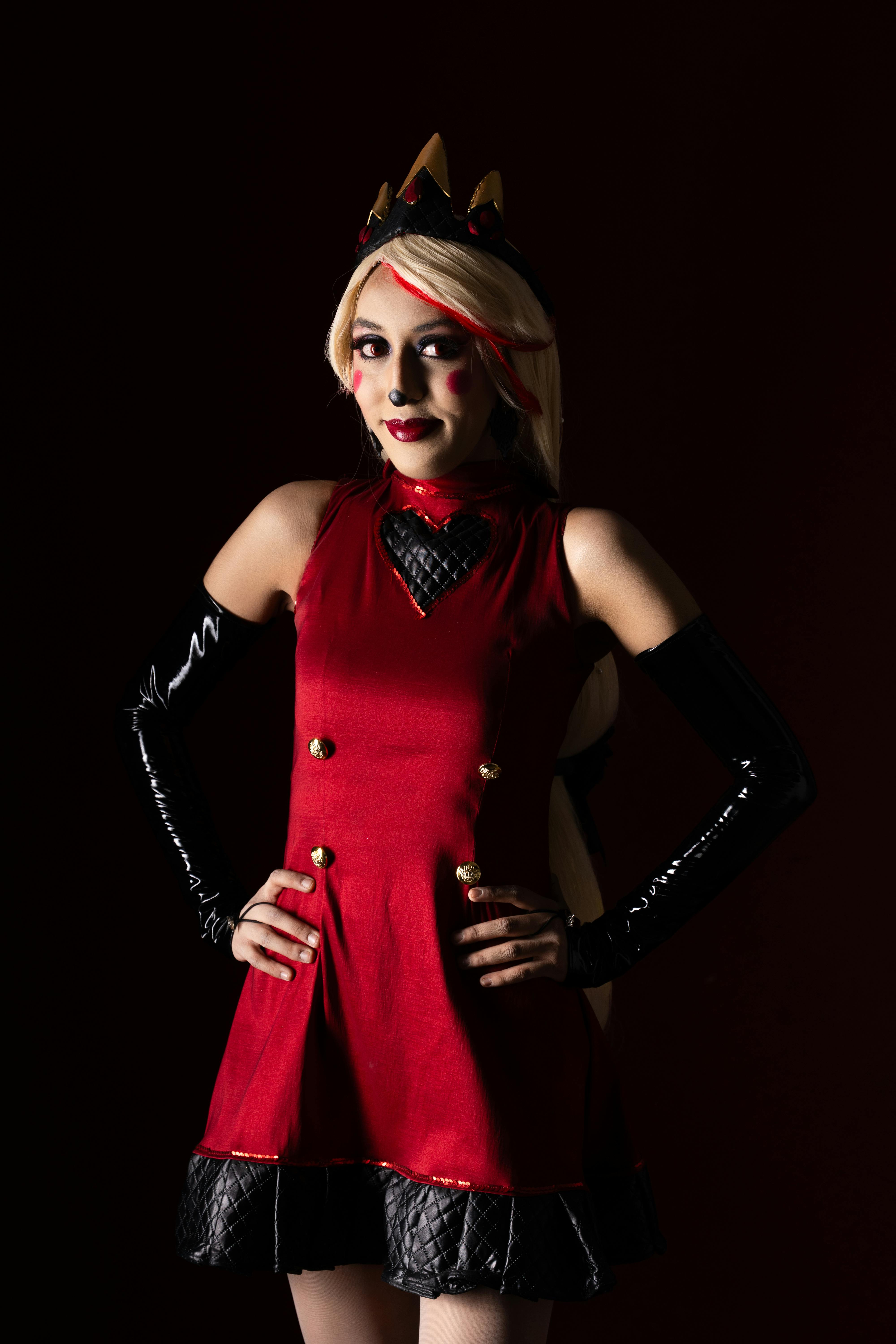 Ücretsiz anime cosplay, cadılar bayramı kostümü, canlı kırmızı elbise içeren Ücretsiz stok fotoğraf Stok Fotoğraflar