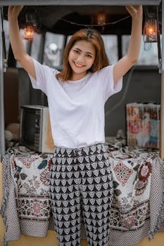 一位穿着时尚休闲装的开朗年轻女子正在户外享受阳光明媚的一天