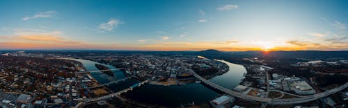 бесплатная Аэрофотоснимок города с двумя реками Стоковое фото