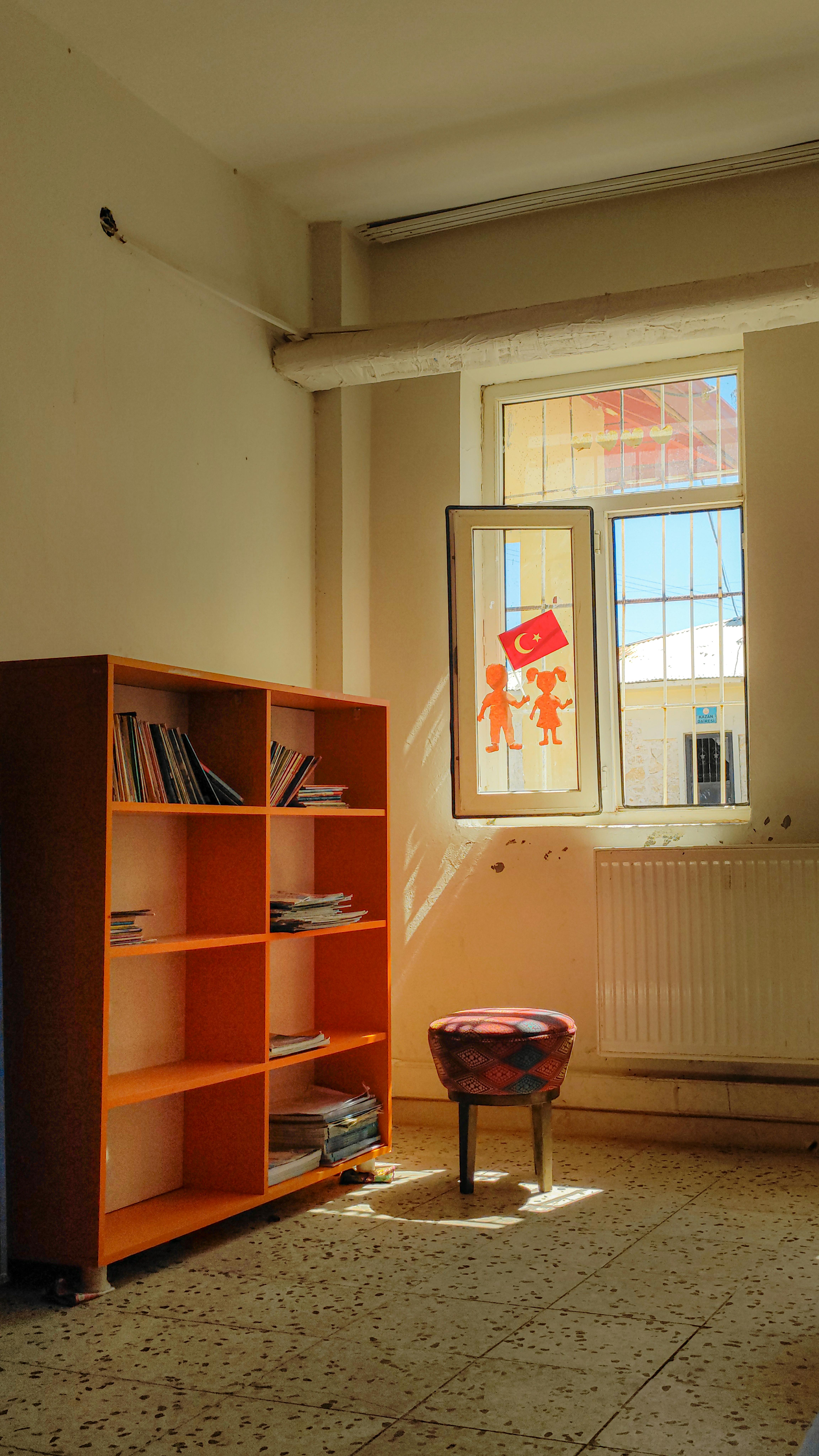 10. Bersihkan Rak Buku Secara Rutin