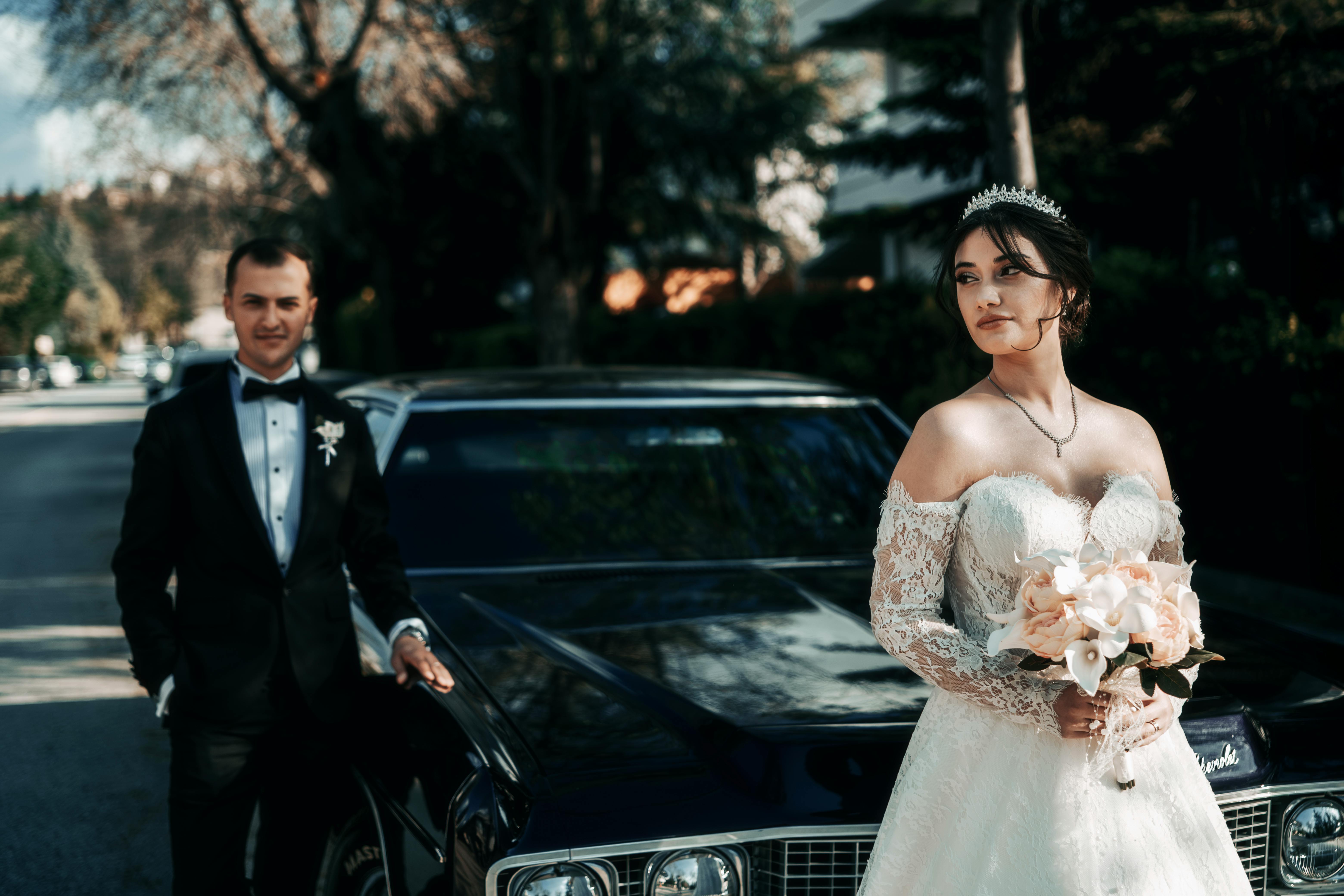 Молодожены добрались до свадьбы благодаря попутчикам