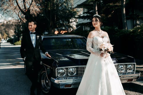 Jeunes mariés et voiture rétro