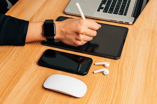 Kostenloses Stock Foto zu airpods, apfel bleistift, büro