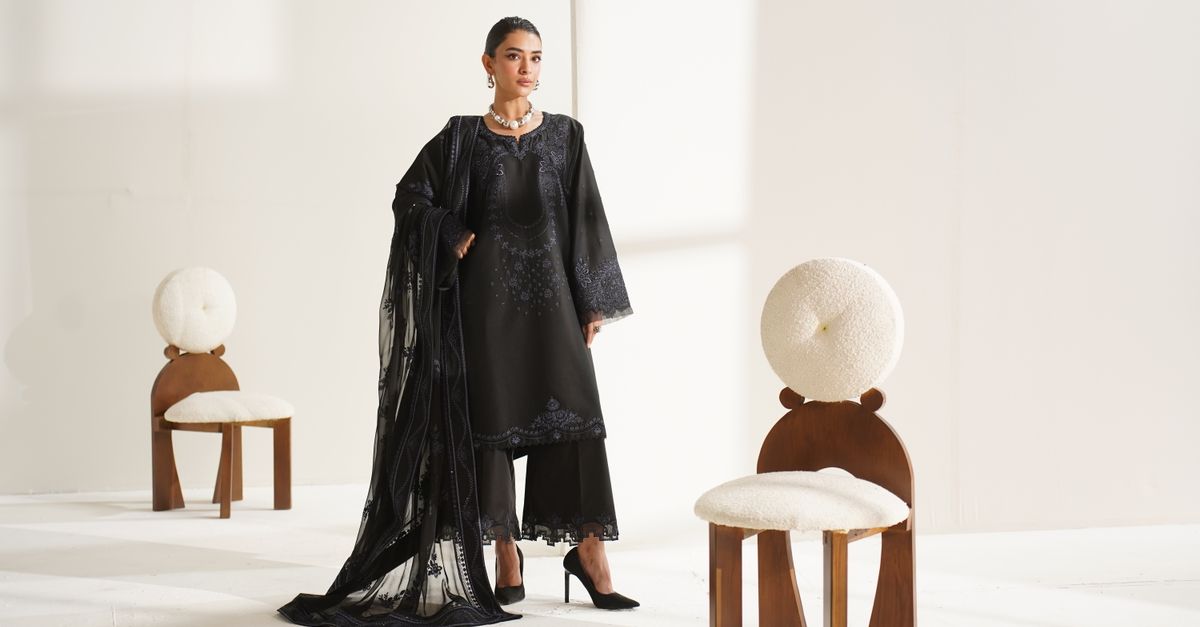 Muteeb W Sesión De Fotos Con Vestido De Césped Negro De Muneeb Malhotra · Foto ...