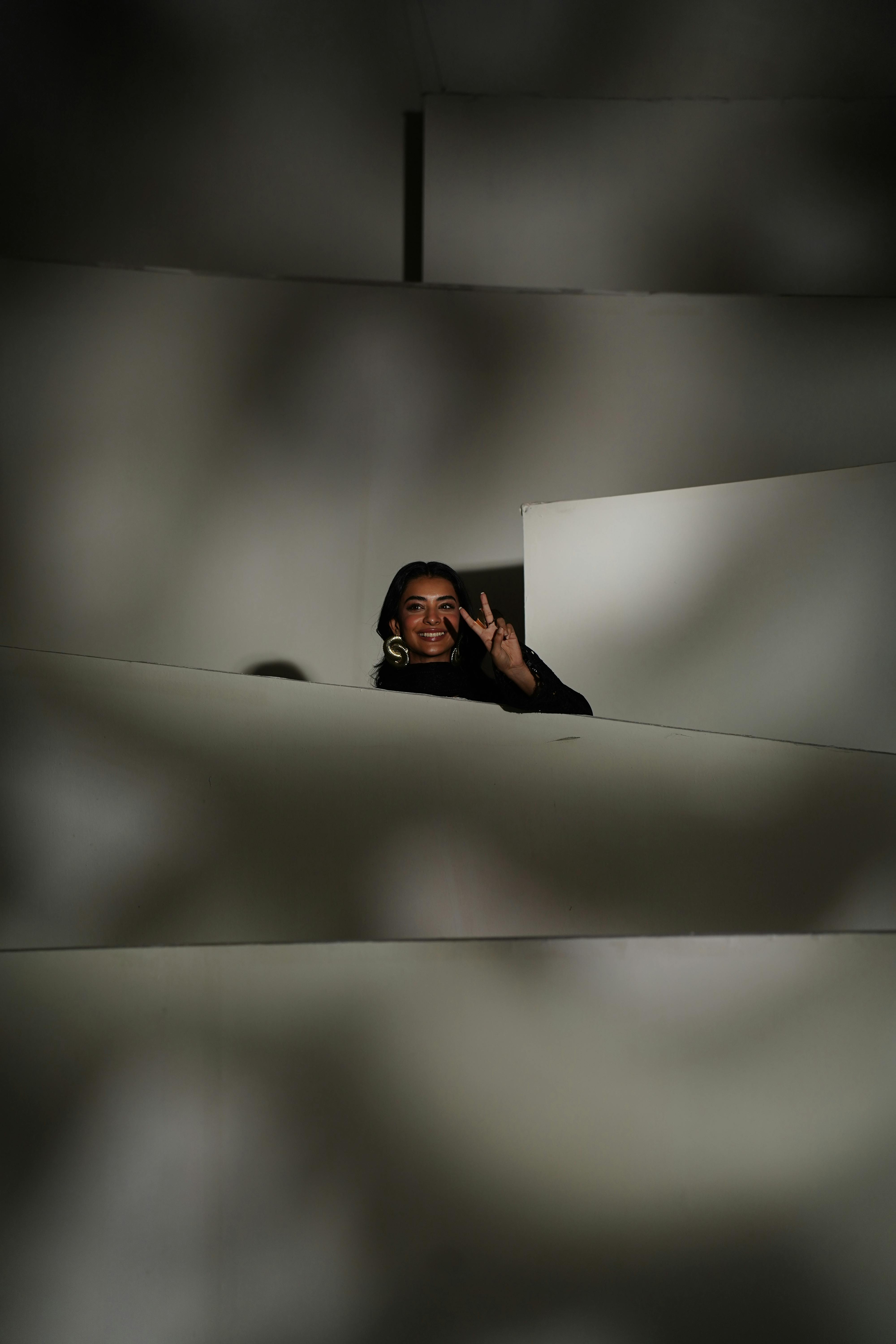 De franc Model de moda posant a Lahore amb il·luminació artística i disseny modern. Foto d'estoc