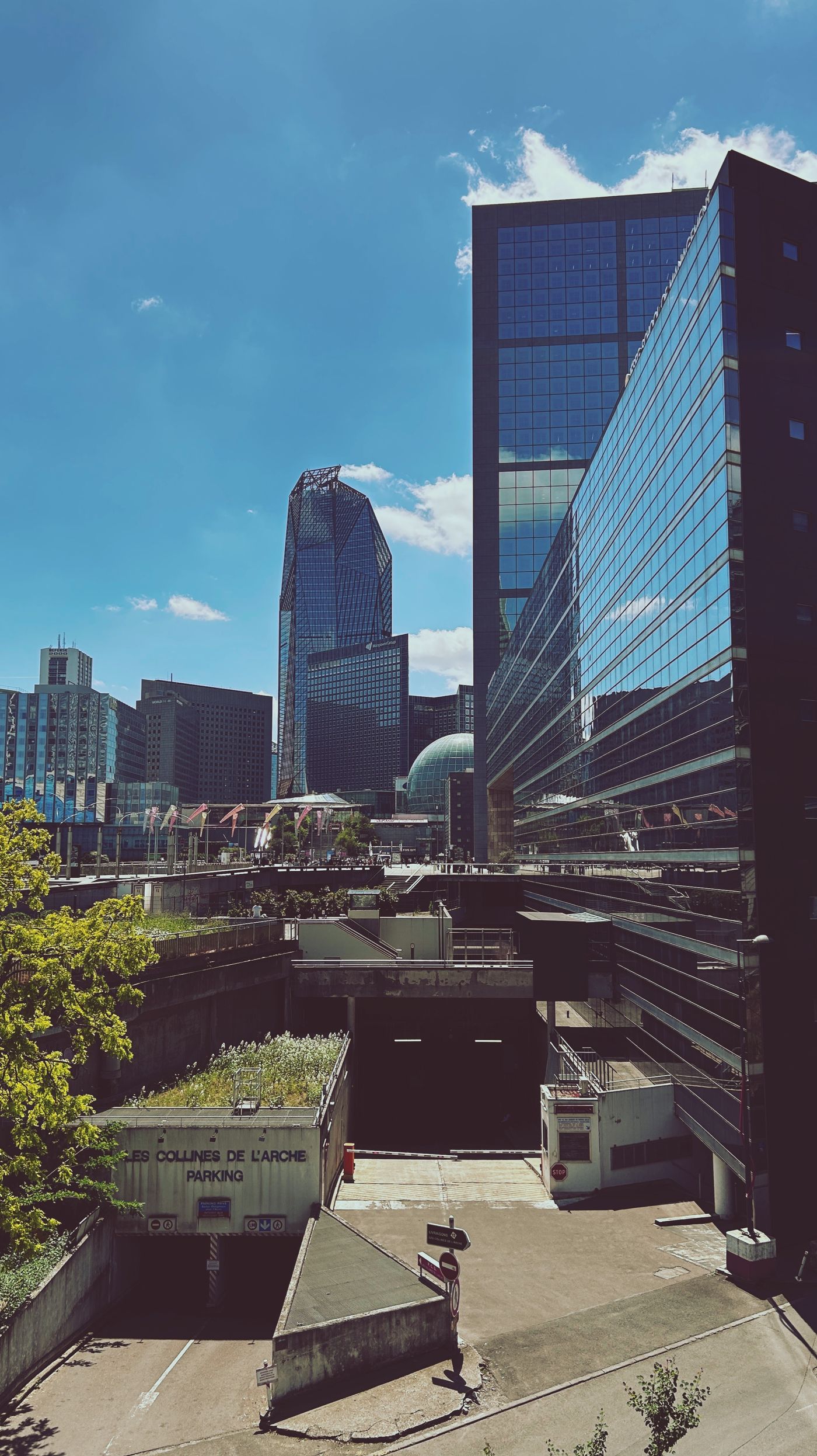 Gratte-ciels du quartier d'affaires de La Défense sous un ciel bleu