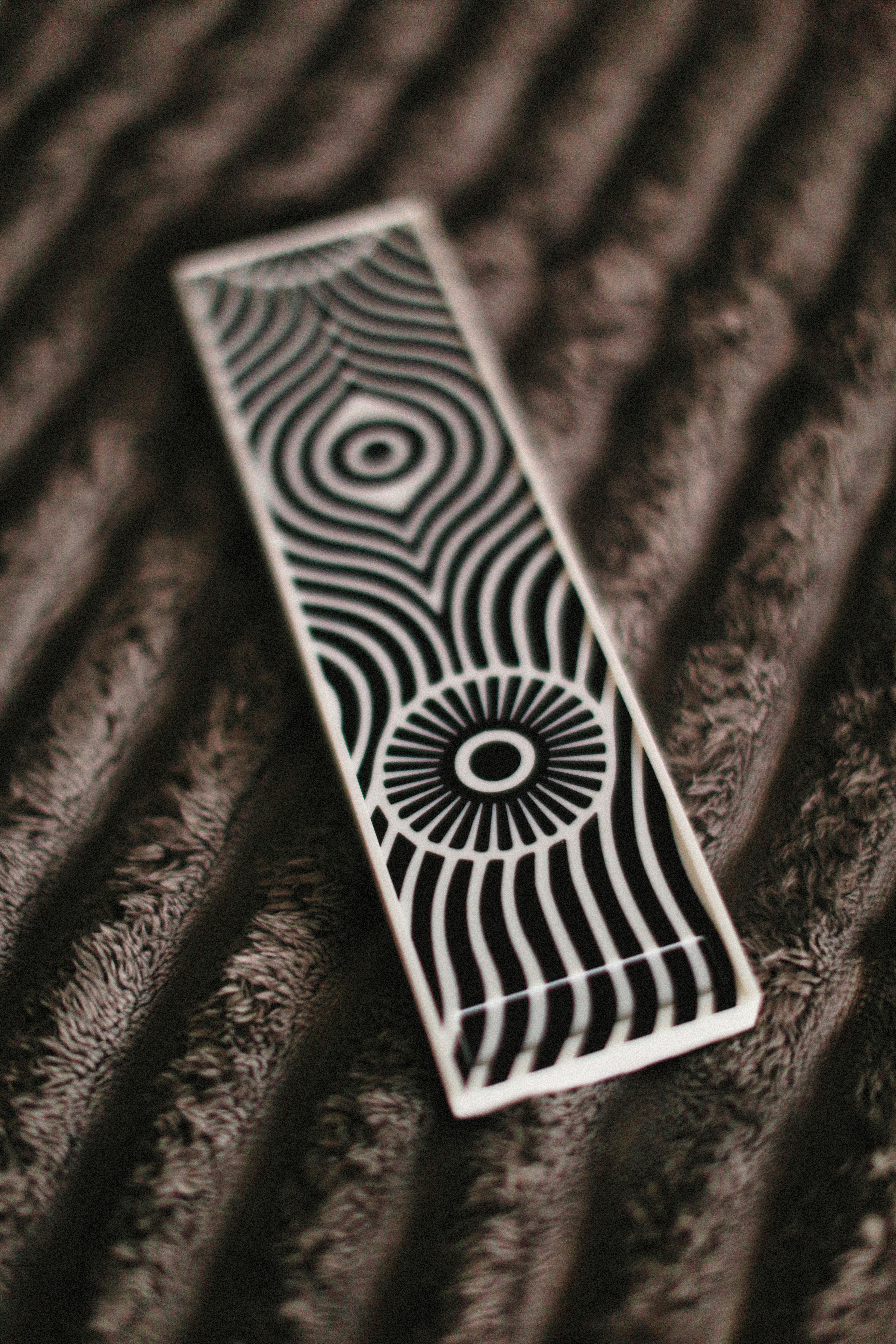 De franc Patró geomètric monocrom artístic sobre superfície marró texturitzada, ideal per a la inspiració del disseny. Foto d'estoc