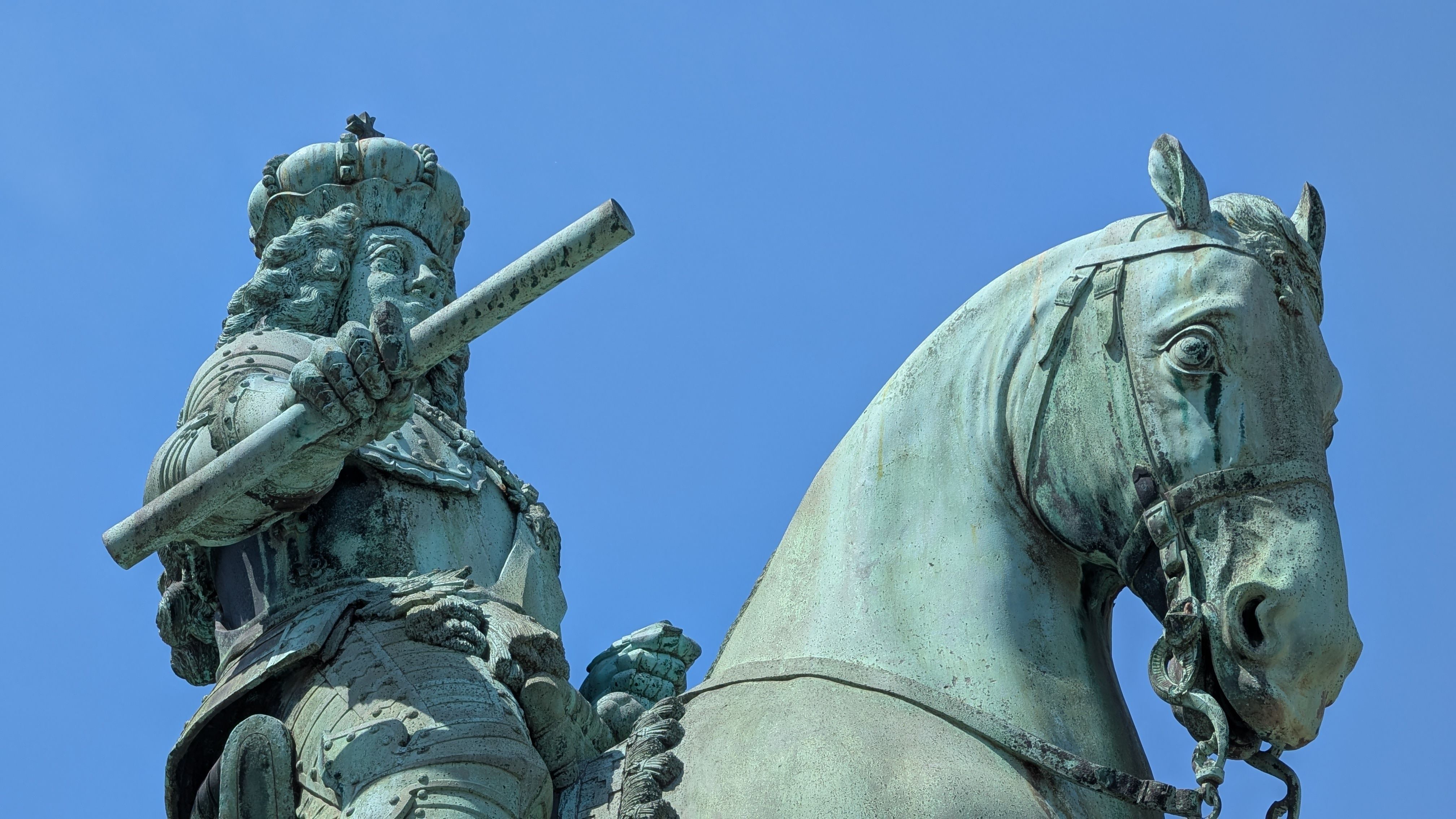 Regal equestrian statue under clear blue sky in Düsseldorf, Germany.