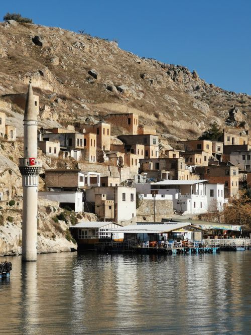 Free Discover the historic submerged village of Halfeti with its picturesque scenery and unique architecture in Turkey. Stock Photo