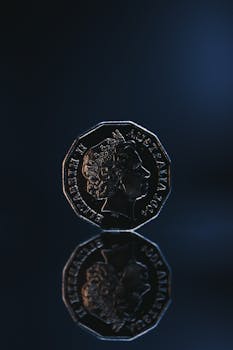 深蓝色背景下，澳大利亚硬币的特写镜头凸显了其精细的细节特征