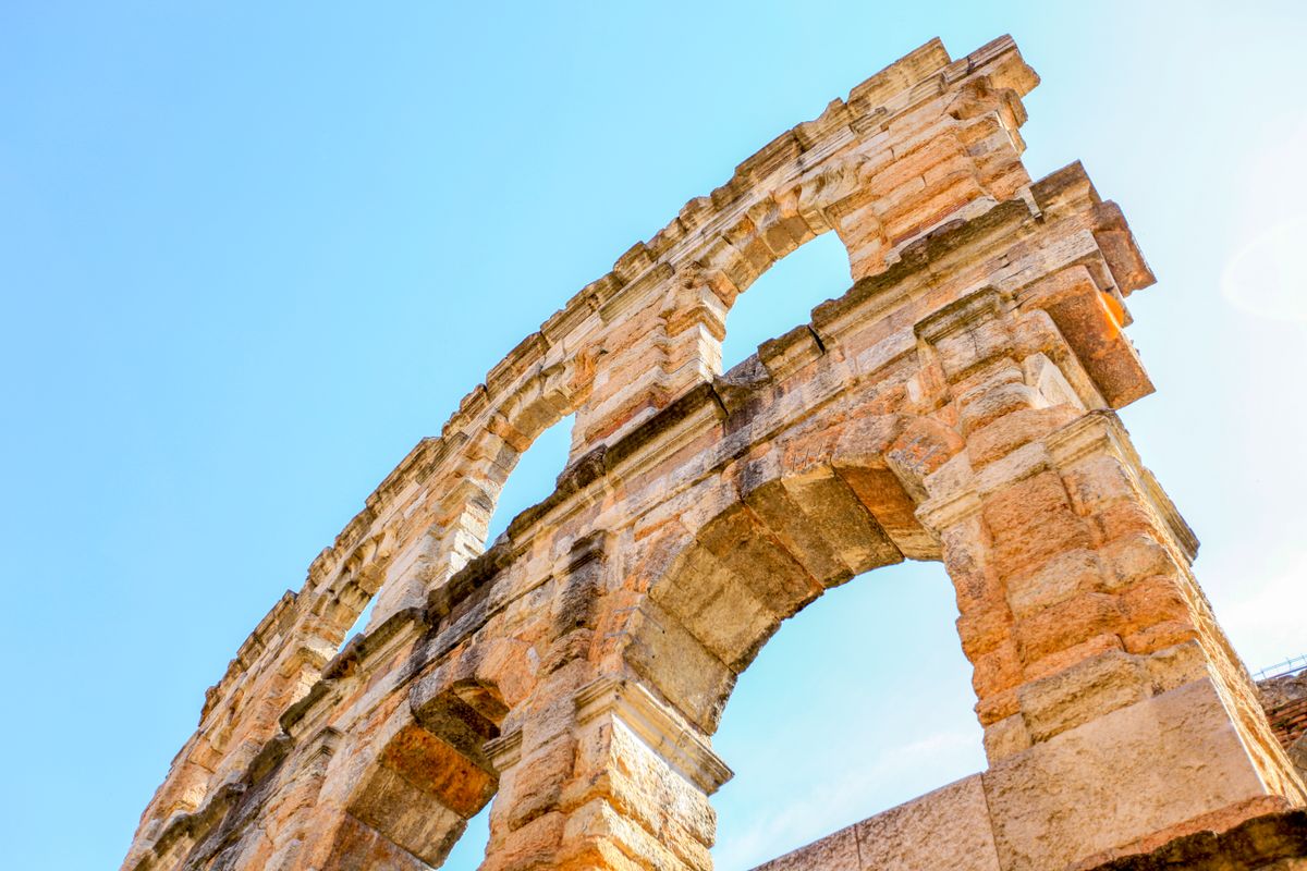 Doua arcade suprapuse din calcar roz, pe cer albastru
