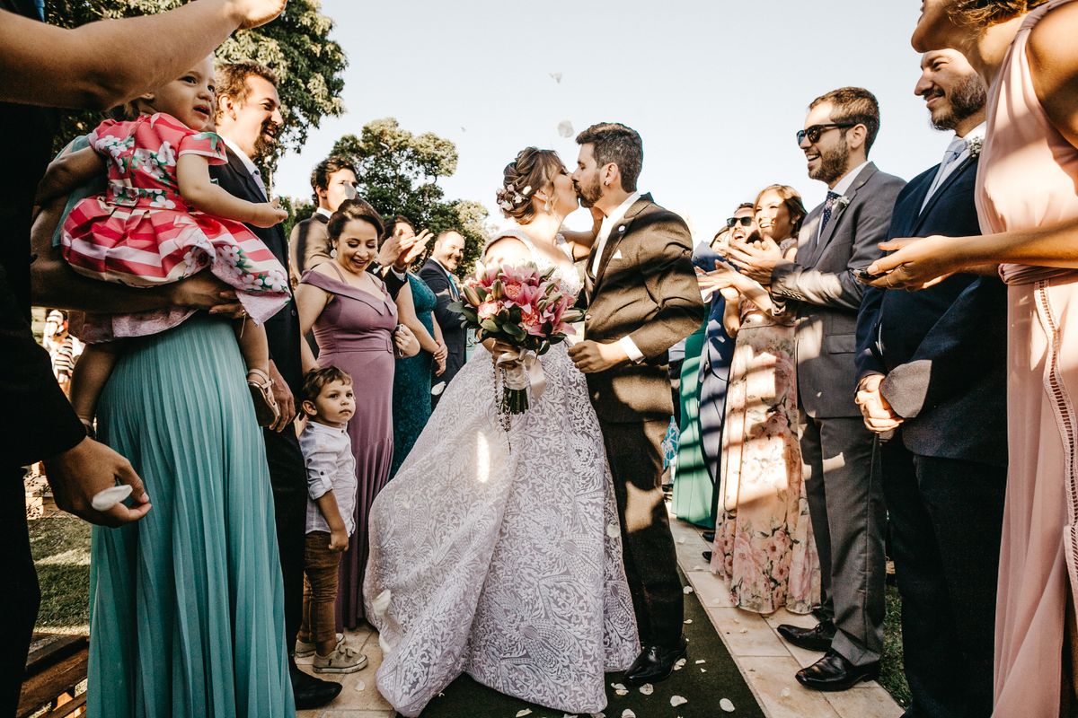 Invitați la ceremonie nuntă în aer liber — exemple ținută de zi