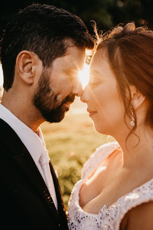 Casal Prestes A Se Beijar Contra Os Raios Do Sol
