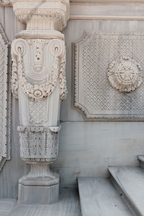 Free Elegant marble architectural detail with intricate carvings and a grand column. Stock Photo