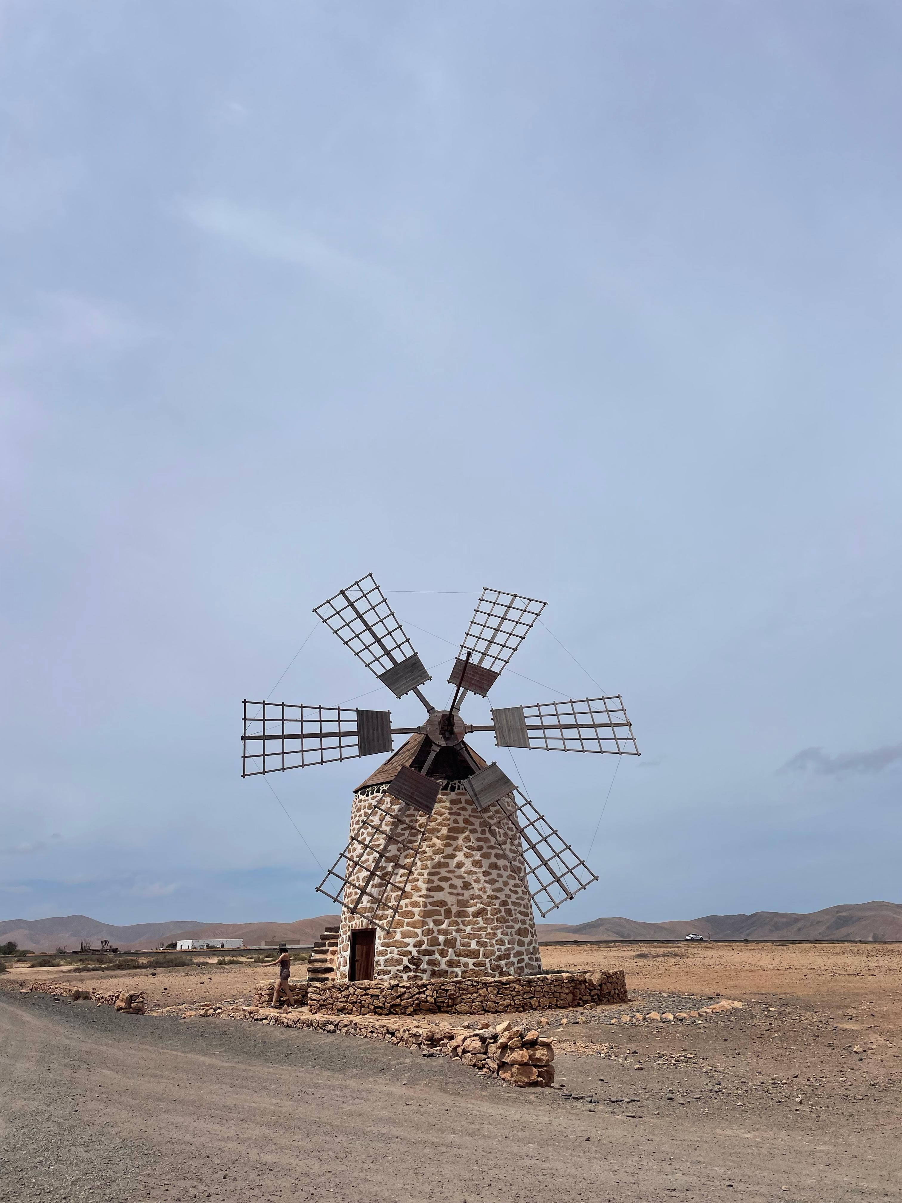 De franc Un molí de vent històric de pedra es troba solitari a les planes àrides de les Illes Canàries. Foto d'estoc