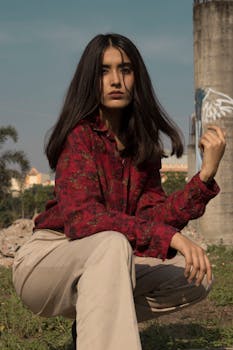 在印度巴特那，一位神情严肃的黑发女子在户外摆出时尚造型