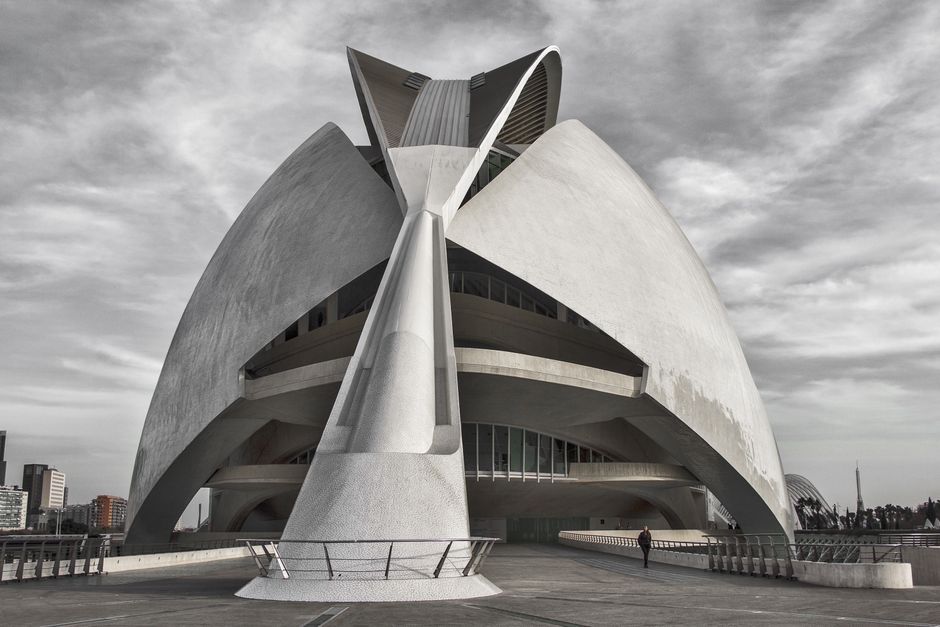 Vista detallada de un edificio futurista con diseño moderno y fondo urbano.