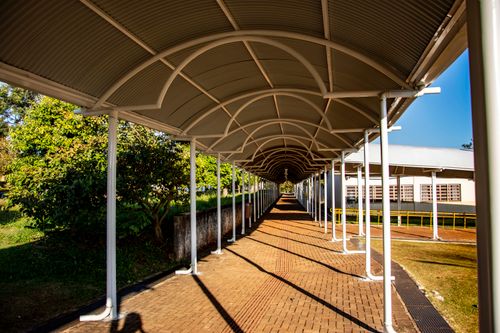 Free Covered pedestrian walkway at a university campus in Apucarana, Paraná, Brasil, captured in vibrant daylight. Stock Photo