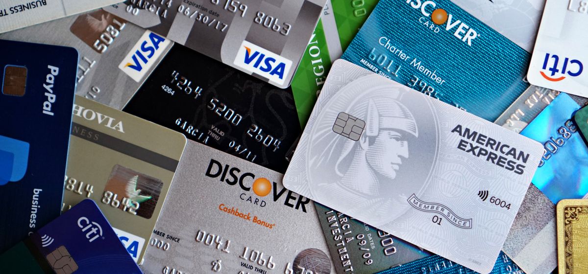 Varias tarjetas bancarias sobre una superficie