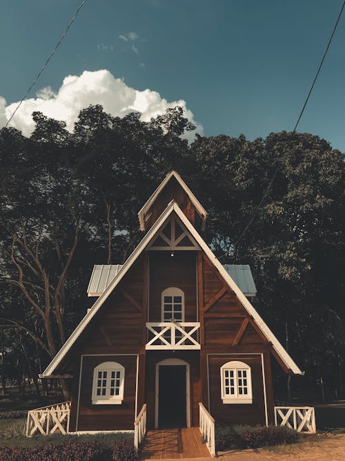 коричнево белый деревянный дом