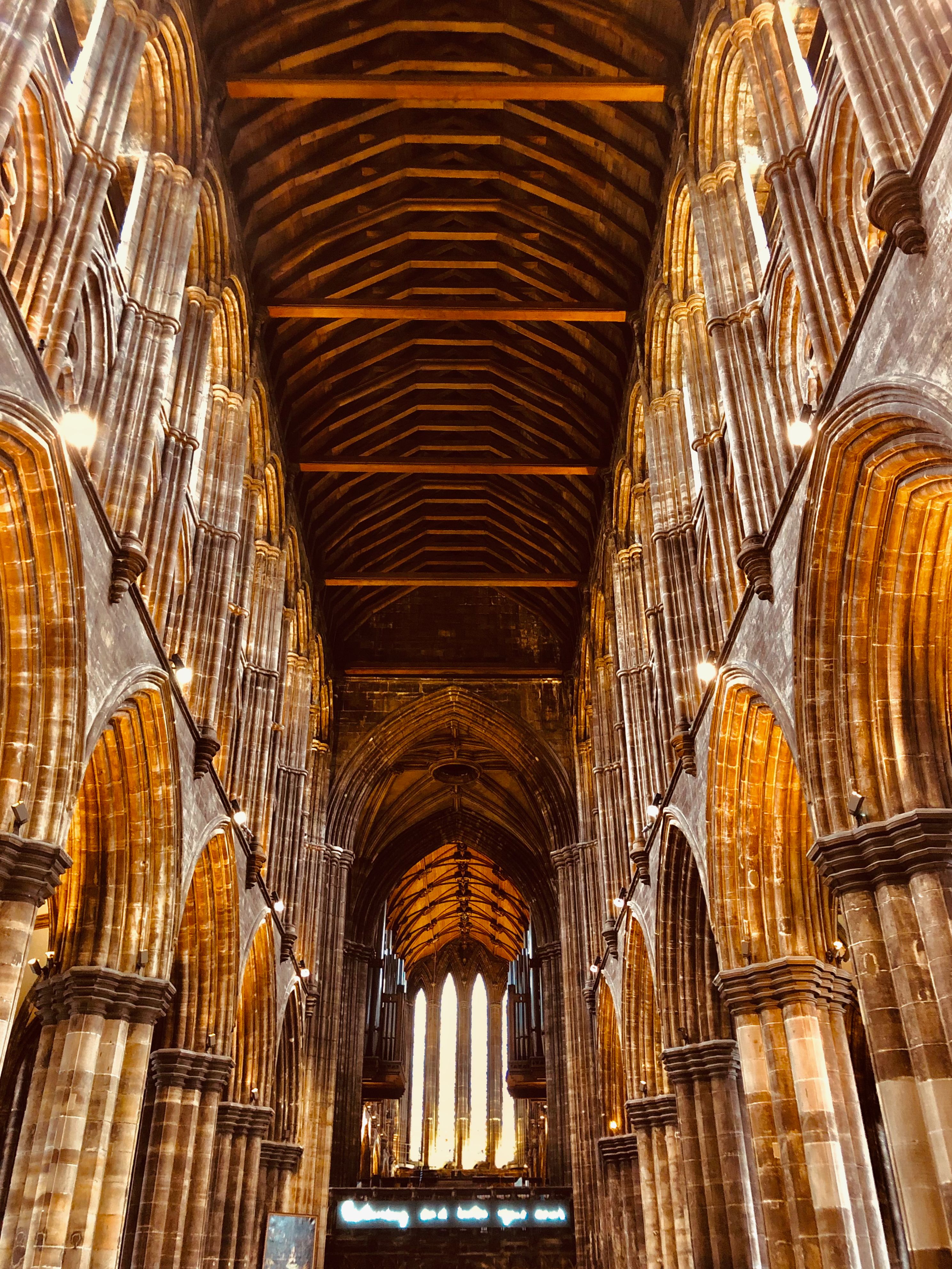int-rieur-de-la-cath-drale-gothique-avec-des-arches-majestueuses
