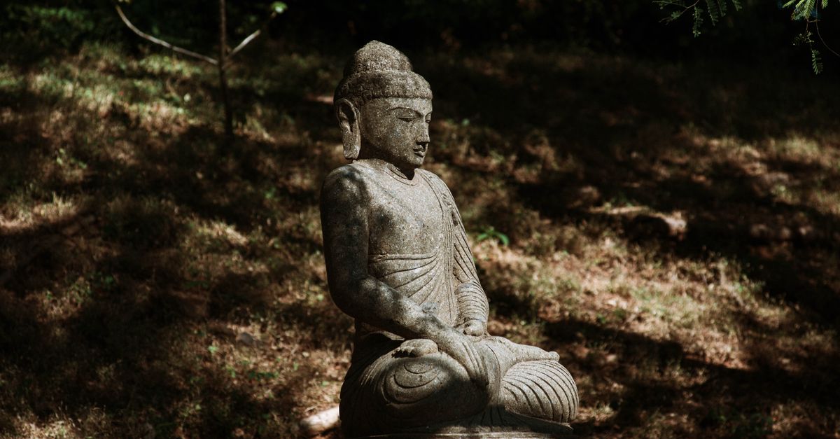 Statue tranquille de Bouddha méditant dans un cadre naturel de l'Est de Nusa Tenggara, en Indonésie.