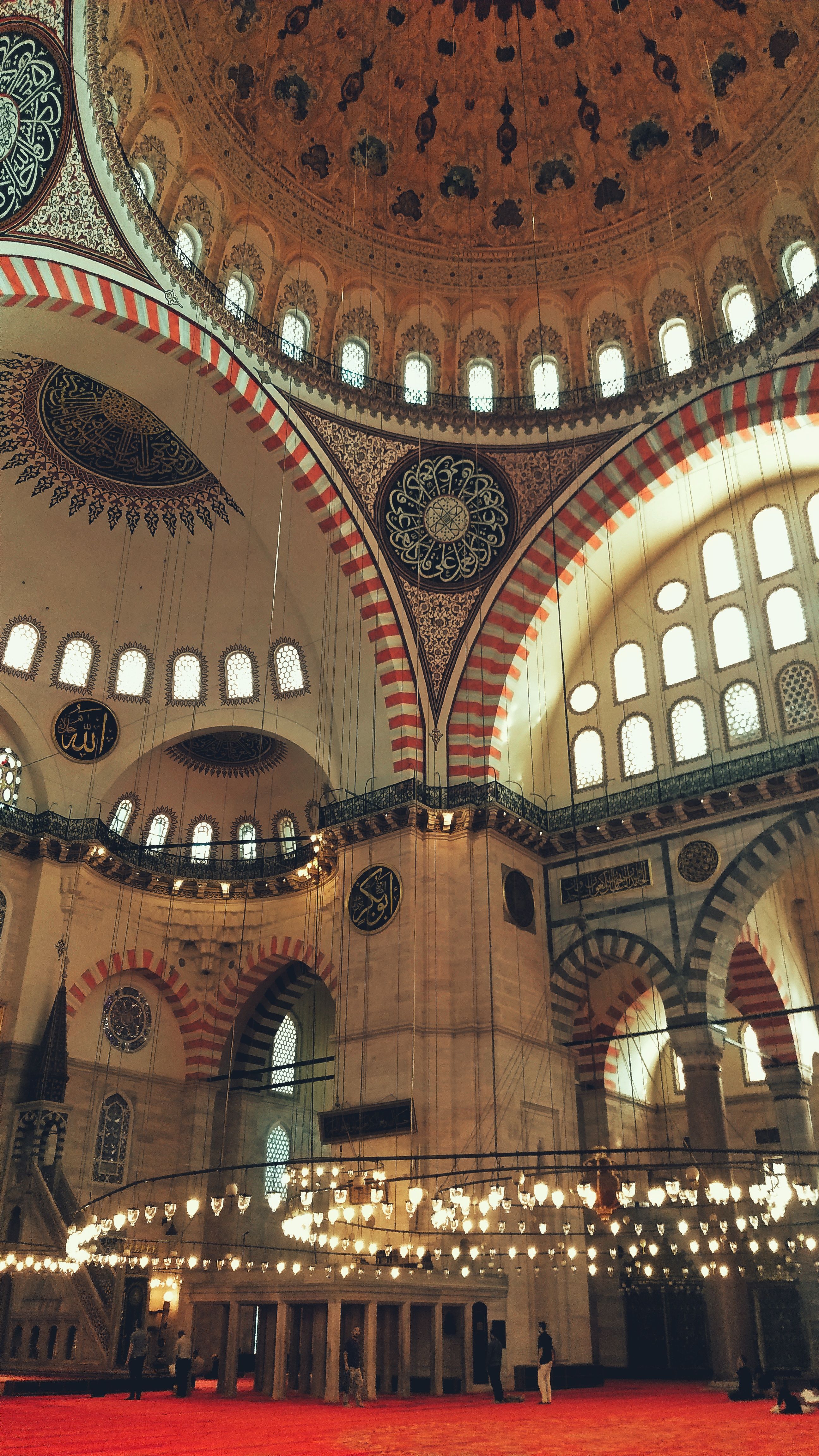 Stunning interior view of the Süleymaniye Mosque in İstanbul, showcasing intricate Islamic architecture.