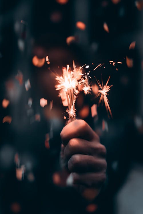 Persona In Possesso Di Un Sparkler Nella Fotografia Macro